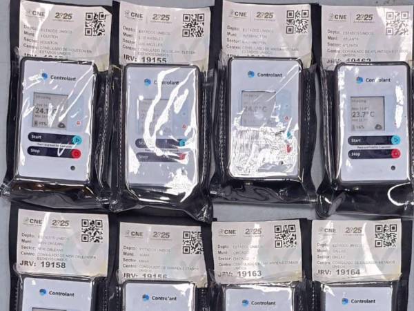 Cada maleta cuenta con un sistema de rastreo y etiquetas que indican el centro de votación, IRV y ciudad, asegurando que el material electoral llegue correctamente a los puntos establecidos en Estados Unidos.