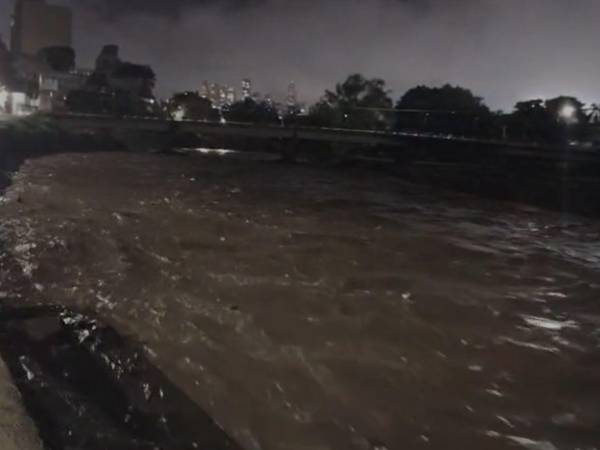 El río Choluteca en la capital es uno de los que más ha crecido en cuestión de las últimas horas debido a las precipitaciones.