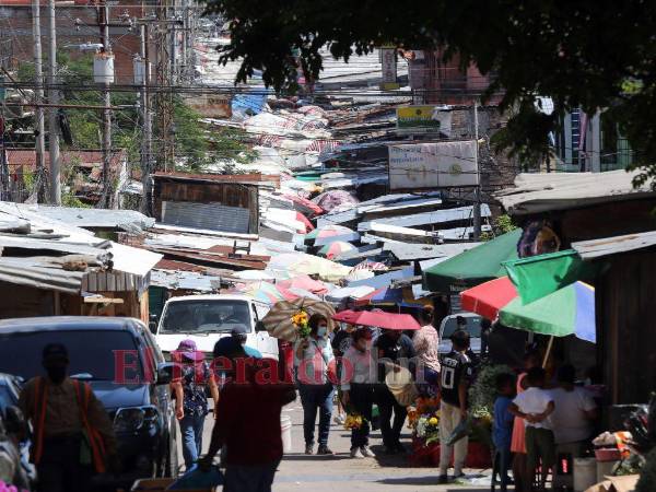 Los vendedores de frutas y verduras que se ubican en plena calle serán reubicados en las instalaciones del nuevo mercado Mirna.