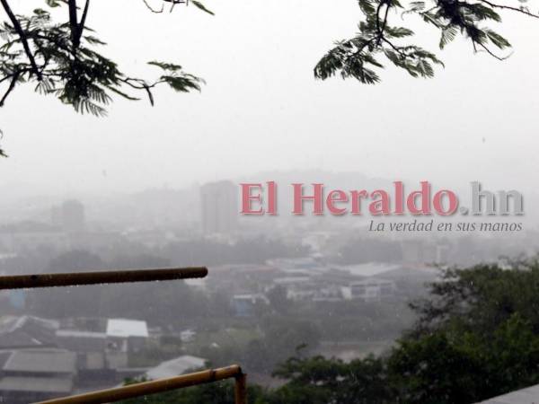 Así luce el mediodía de este domingo la capital de Honduras, con poca visibilidad debido a la lluvia constante.
