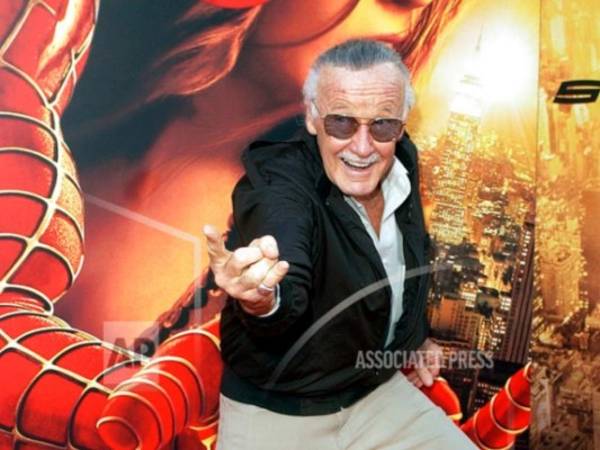 En esta foto de archivo del 22 de junio de 2004, el creador de Spiderman y el productor ejecutivo de 'Spider-Man 2', Stan Lee, posa para los fotógrafos en el estreno de 'Spider-Man 2' en Los Ángeles.