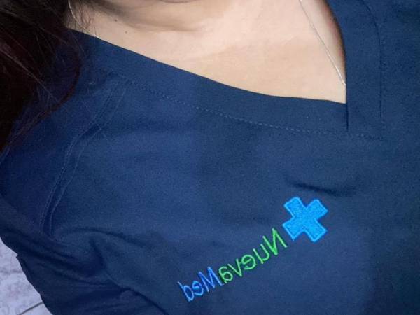 La mujer contó que eran siete jóvenes con experiencia en ventas y veterinaria que se hacían pasar por médicos para supuestamente estafar a las personas.