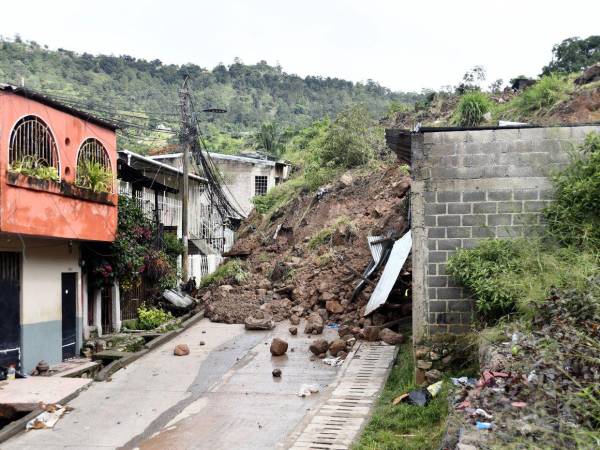 Decenas de ciudadanos del Reparto por Bajo, en el sector conocido como Cerrito Blanco, comparten el dolor de verse obligados a abandonar sus viviendas.