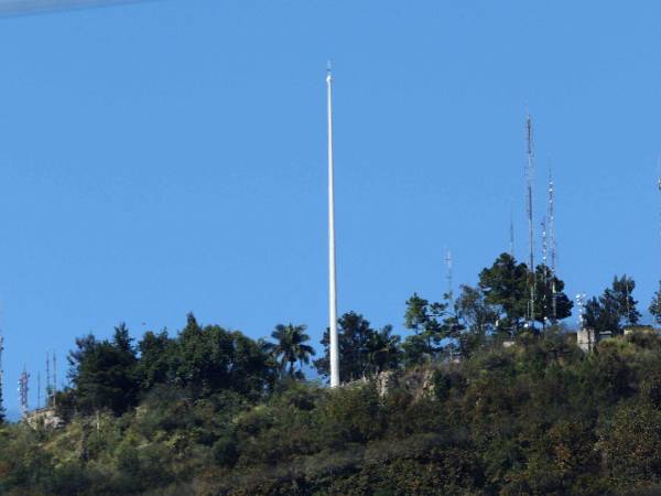 Una mirada desde la parte baja de la ciudad de la gran obra que las Fuerzas Armadas construyó en El Picacho, para que flameara permanentemente la bandera nacional, pero que amenaza con quedar en otros de sus proyectos fallidos.