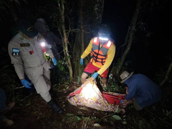 Miembros del Cuerpo de Bomberos rescataron el cuerpo de Julián Dominguez López y lo entregaron a las autoridades competentes para que realizaran el reconocimiento.
