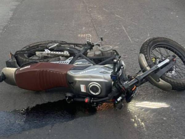 Tan solo segundos después de salir de la acera y llegar a la mitad de la vía, el motociclista lo embistió, provocándole la muerte de manera instantánea debido al fuerte impacto.