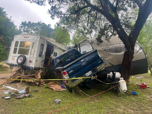Las lluvias que se registraron el 4 de julio en el centro-sur de Texas provocaron inundaciones que ya dejan más de 30 personas fallecidas y otras decenas de desaparecidas, entre ellas un grupo de niñas que se encontraban en un campamento. Esto es lo que se sabe de la tragedia que enluta Texas.