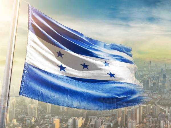 “La sangre llama, la familia llama, los recuerdos llaman”, resume el historiador sobre el vínculo que persiste pese a los años en el exterior.
