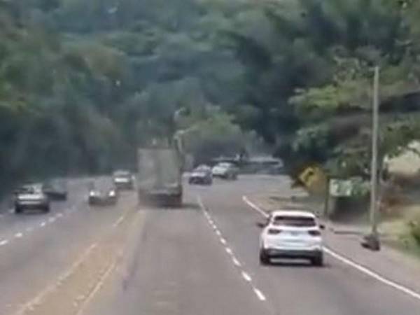 Rastra desenfrenada impacta contra cinco vehículos en Santa Cruz de Yojoa