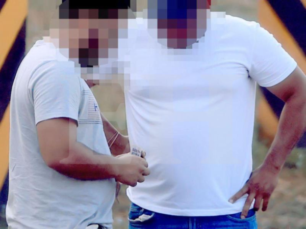 La entrega de los billetes se lleva a cabo de manera normal en un lugar previamente pactado.