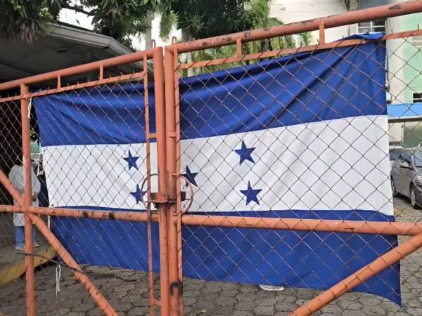 Médicos colocaron una bandera en uno de los portones del hospital Mario Rivas en señal de protesta.