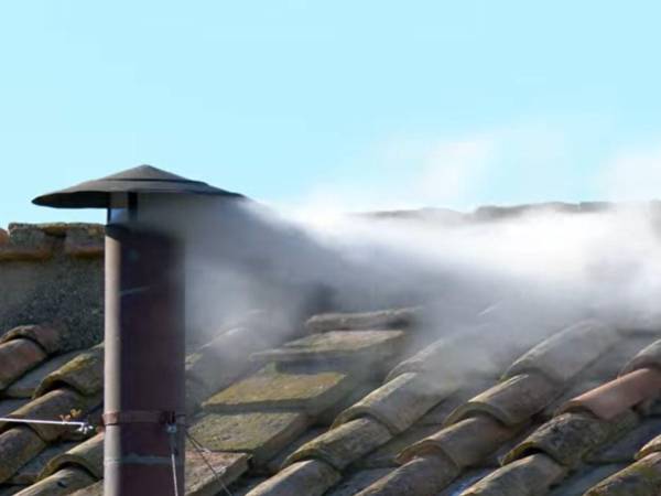 Finalmente, en el segundo día de deliberaciones, la esperada fumata blanca anunció la elección del nuevo Sumo Pontífice.