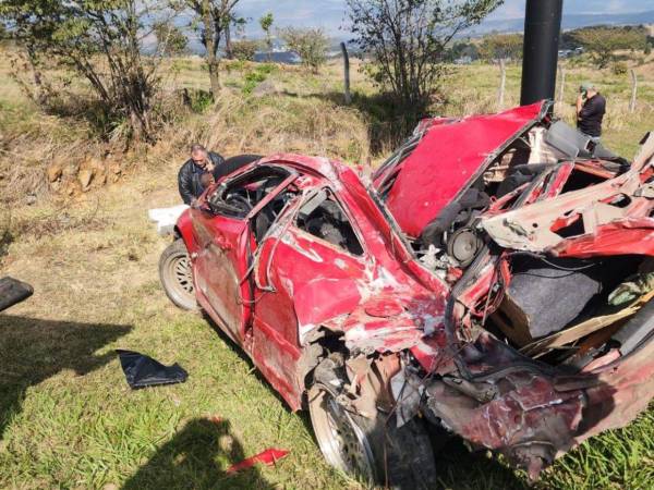 El vehículo impactó contra un tragante de concreto y quedó reducido a chatarra.