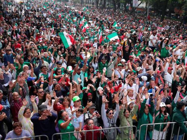 La Ciudad de México batió el Récord Guinness de la ola humana más multitudinaria del mundo fuera de un estadio.