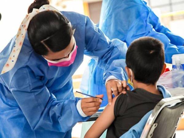 La baja cobertura de vacunación se reporta más en los grupos menores de cinco años, por lo que las autoridades sanitarias piden a los padres llevar a sus hijos a inmunizar.