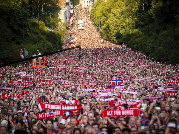 Miles de aficionados colmaron las calles de Oslo para recibir como héroes a Erling Haaland y a la selección de Noruega tras su histórica participación en la Copa Mundial de la FIFA 2026. Aunque no llegaron a la final, son recibidos como campeones por su valiosa participación.