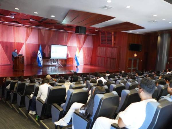Los expertos abordaron diferentes temas a los médicos y estudiantes de la Facultad de Medicina de la máxima casa de estudios.