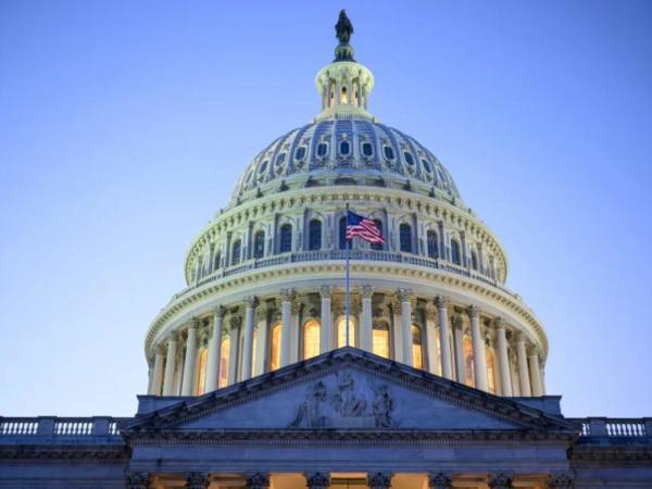 La legislación que aprueben debe asegurar que las grandes empresas que reciban reembolsos pasen ese beneficio a los consumidores, que absorbieron el aumento de precios.