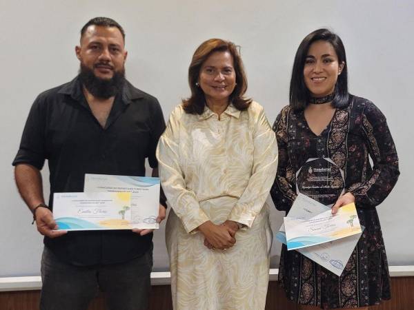 El fotógrafo Emilio Flores y la periodista Samaí Torres, de EL HERALDO, recibieron el reconocimiento de manos de la ministra de Turismo, Yadira Gómez.