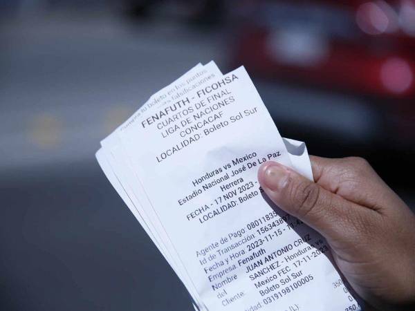 En las afuera del Nacional se encuentran varias personas vendiendo boletos.