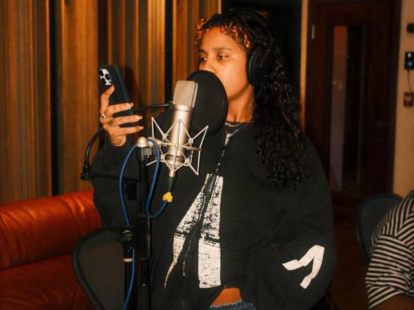 Producido por Papatinho, el tema promete cautivar a sus seguidores con su energía vibrante y una letra provocativa.