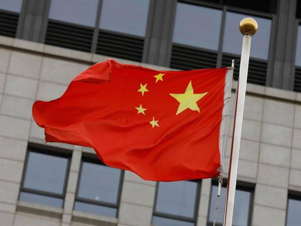 China advierte que luchará hasta el final al entrar en vigor nuevos aranceles este martes.
