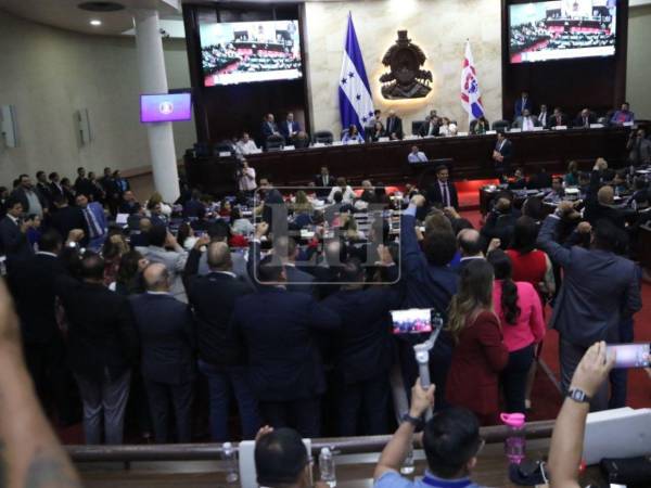 Congreso aprueba polémico decreto del CNE en medio de protestas de Libre.