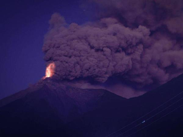 El Volcán de Fuego lanza ceniza y material ardiente en Guatemala.