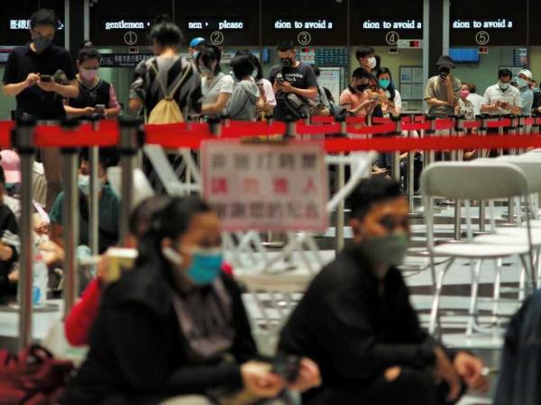 Taiwán registró el jueves más de 10,000 nuevos casos por primera vez desde que comenzó la pandemia. El domingo se reportaron 16,936 casos.