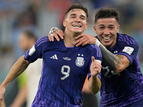 Argentina logró un valioso triunfo que lo catapulta a octavos de final como líder del grupo C.