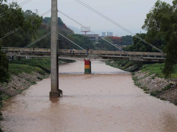 Las lluvias que azotaron la tarde-noche del lunes la capital dejó inundaciones en varias calles y daños menores en viviendas de al menos cinco colonias de la capital; sin embargo, los ríos permanecieron con bajos niveles de agua, lo que evitó que se reportarás más incidentes hasta el momento.