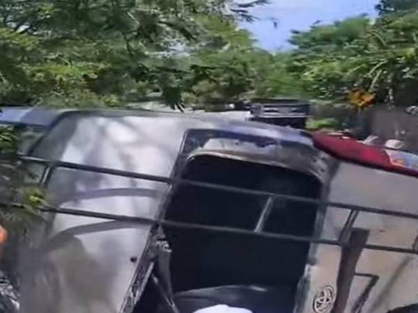 El bus quedó volcado a un lado de la carretera, por lo que los pasajeros tuvieron que ser auxiliados.