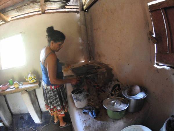 Las cocinas están vacías, sin comida y muchas veces solo toman café con pan.