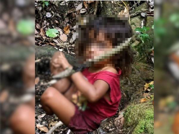 Así fue hallada la menor, sentada entre hojas y ramas, desorientada y descalza.