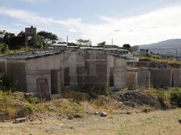 Vista general del proyecto habitacional <b>Villa Solidaridad</b>, inicialmente llamado Villa Alcalde, donde apenas unas cuantas estructuras en obra gris contrastan con el terreno lotificado que prometía convertirse en un nuevo hogar para decenas de familias afectadas. De 105 casas prometidas, solo 10 fueron edificadas en estos cuatro años.