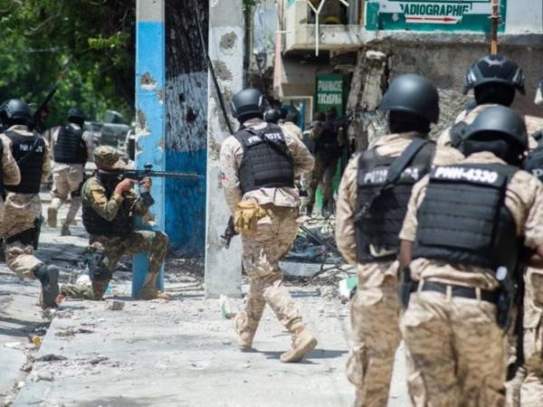 Varios miembros de las bandas que controlan la mayor parte de Puerto Príncipe murieron y otros resultaron heridos en enfrentamientos con la Fuerza de Supresión de Pandillas (GSF, por sus siglas en inglés) que intenta encontrar a cuatro de sus integrantes, de origen salvadoreño, desaparecidos desde el domingo en la capital haitiana. Esto está pasando.