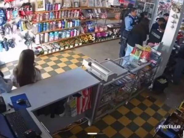 Cámaras de seguridad captaron los últimos momentos con vida de los cuatro policías que fallecieron este miércoles 4 de febrero en un accidente de tránsito ocurrido en el departamento de Lempira.