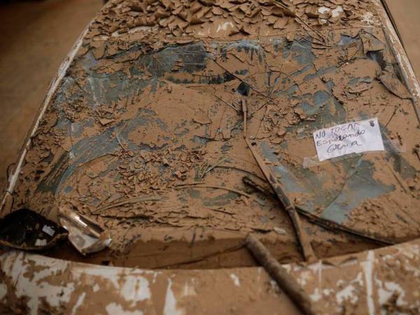 Un vehículo con un cartel que dice “no tocar. Esperando grúa” en Catarroja, solo devela la espera que aún están sumidos miles de habitantes afectado con la “gota fría”. La labor ha sido lenta por ser un impacto de gran magnitud.