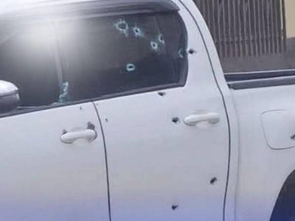 El automotor de la víctima presenta al menos una docena de impactos de bala.
