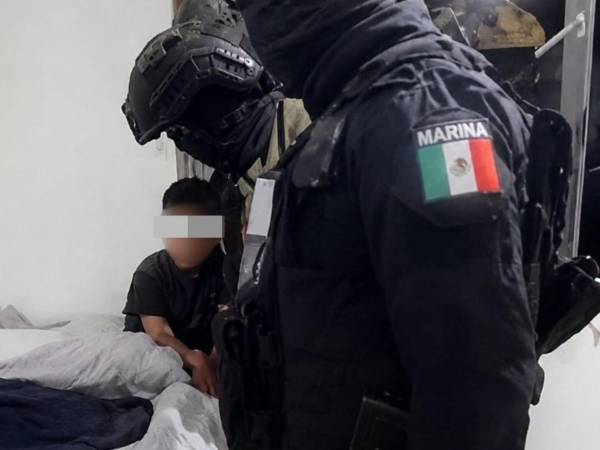 Un niño de seis años sobrevivió al múltiple asesinato de su familia en un departamento de Atizapán de Zaragoza, Estado de México, luego de esconderse debajo de una cama mientras un hombre mataba a sus familiares.