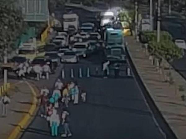 Rastra con vehículos importados se estrella en bulevar Fuerzas Armadas a pocos metros de los desfiles