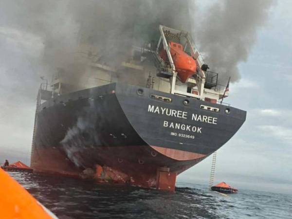 El portacontenedores 'Mayuree Naree', cuya nacionalidad no fue revelada, también recibió fuego iraní por insistir ilegalmente en atravesar el estrecho