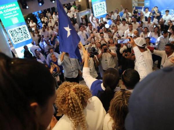 Dirigentes y militantes del Partido Nacional celebraron la ventaja de Nasry Asfura, a la espera de la declaratoria oficial del Consejo Nacional Electoral.