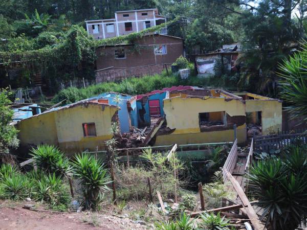 El derrumbe ocurrió en la aldea Zarabanda, kilómetro 12 que conduce a al municipio de Valle de Ángeles.