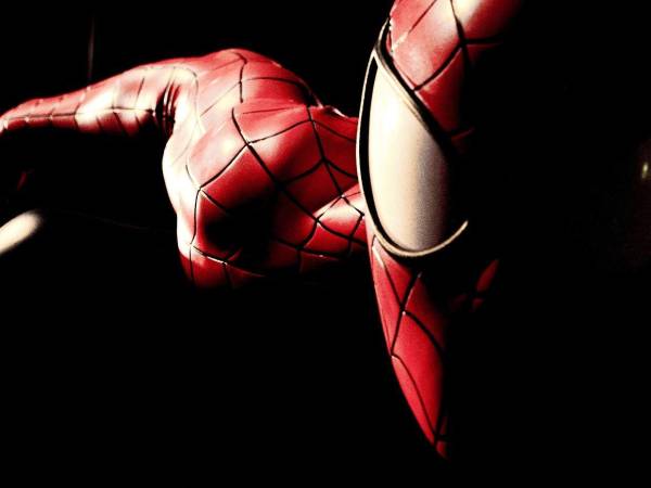 Peter Parker tenía apenas 16 años cuando una araña irradiada le cambió la vida, y ese instante, publicado el 10 de agosto de 1962 en las páginas de Amazing Fantasy #15, le dio a Marvel su personaje más rentable. 64 años después, el trepamuros sigue mutando sin perder la esencia que lo volvió distinto desde el inicio, la de un adolescente torpe y con problemas reales.