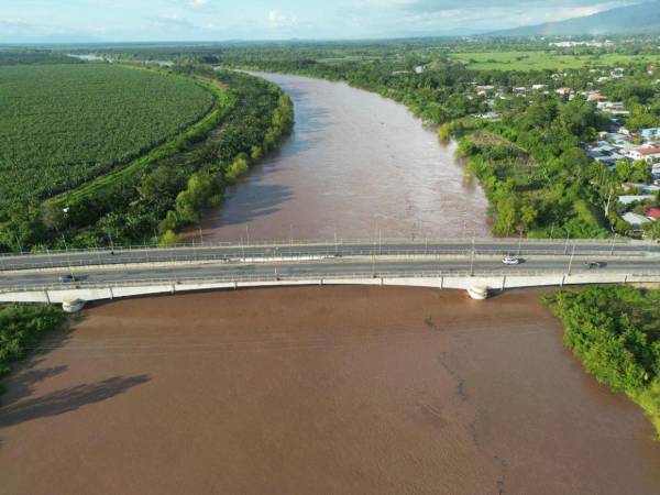 El caudal del río Ulúa ha crecido por las precipitaciones de las últimas horas. Copeco llama las comunidades cercanas a tomar precaución.
