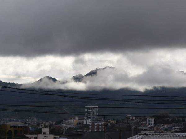 Una masa de aire frío mantiene cielos nublados y lluvias intermitentes en el norte y centro del país.