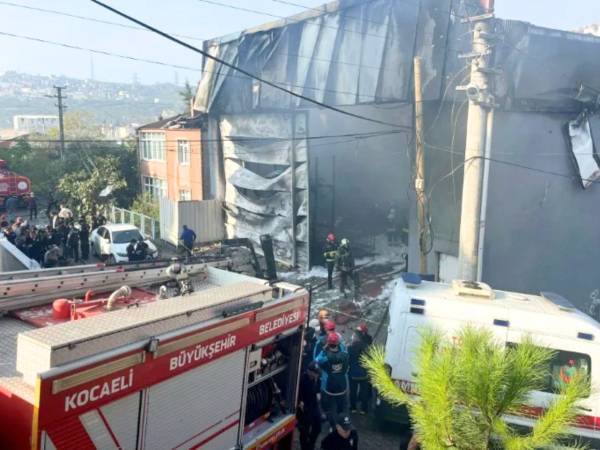 El fuego destrozó la fábrica por completo y también afectó al tejado de la casa adyacente, señala el citado diario.