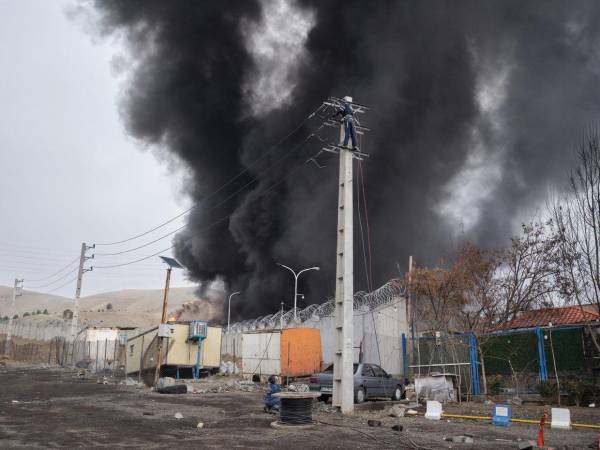 Irán permanece bajo una nube de humo negro tras ataques de Israel.