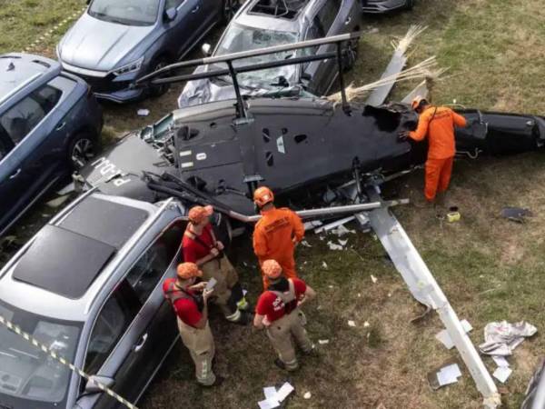 Dos helicópteros en pleno vuelo este domingo en el barrio de Recreio dos Bandeirantes, Río de Janeiro (Brasil), provocando seis personas fallecidas, y lanzando fragmentos contra edificiosy viviendas en la zona. Además destruyó 20 autos.